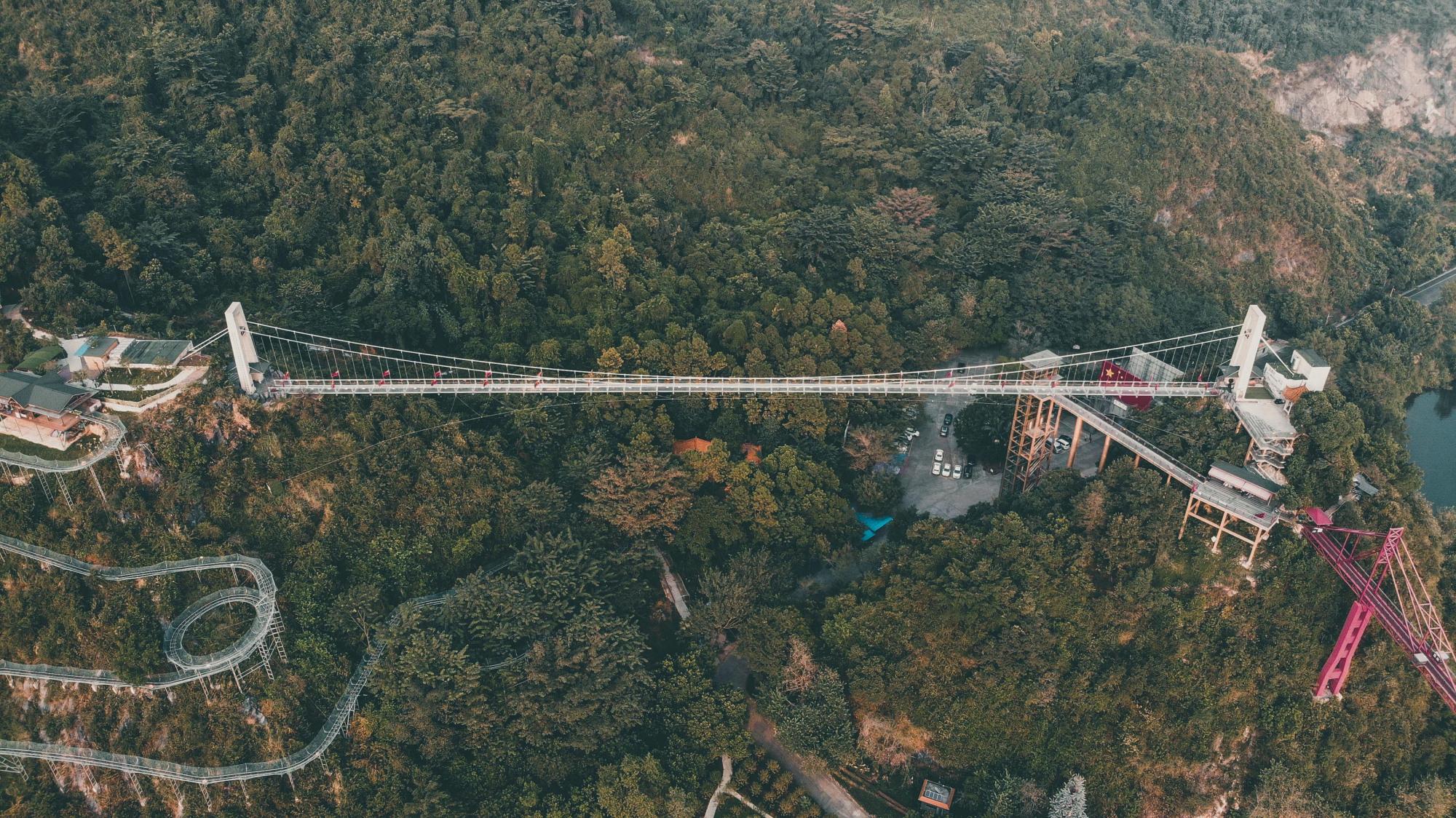 广东省高空玻璃桥，壮丽景观与独特体验的图片展示